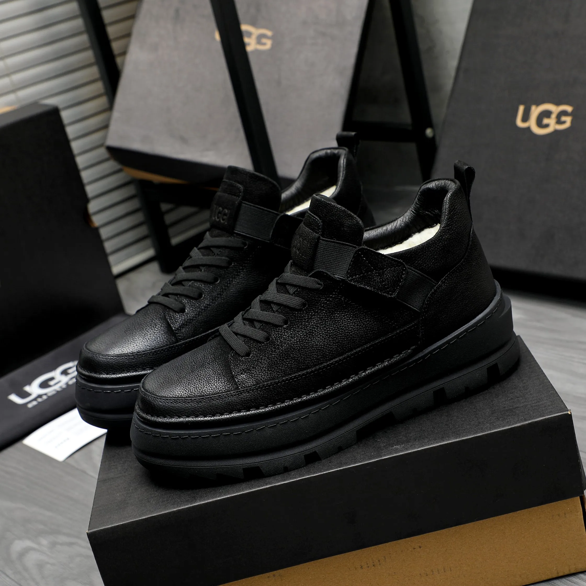 P620 Product trademark: "UGG" Gaobang men's shoes Regular size: 39-44 Product materials: Selected first-layer cowhide upper, wool lining, original outsole